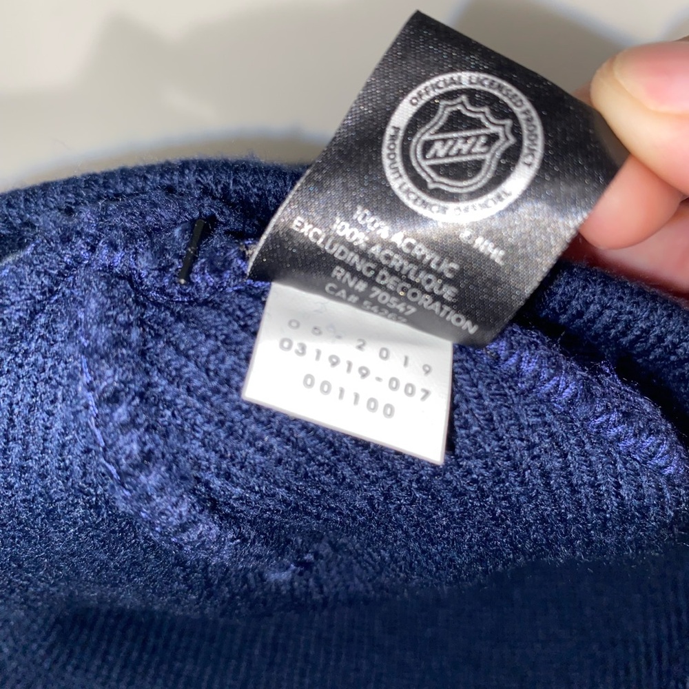 NWT Toronto Maple Leafs youth hat - Picture 4 of 5